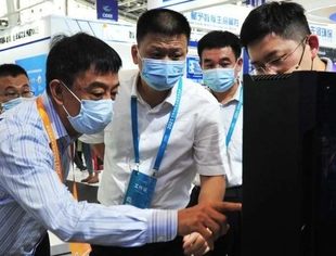 寻求优质资源 拓展业务平台 联合会组织全体职工参观数博会