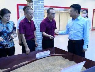 联合会会长吴显国一行到同福集团调研
