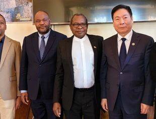 中国民营经济国际合作商会领导携会员企业拜访津巴布韦驻华大使