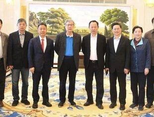 全国政协原副主席黄孟复调研红豆