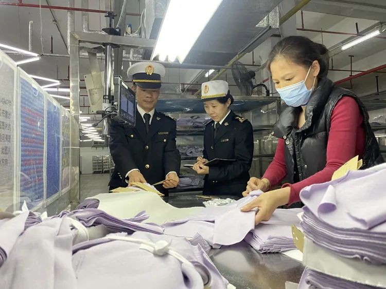 黄埔海关关员到毛织企业开展调研。周青摄