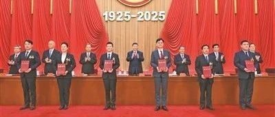 时政要闻丨庆祝中华全国总工会成立100周年暨全国劳动模范和先进工作者表彰大会隆重举行 习近平发表重要讲话