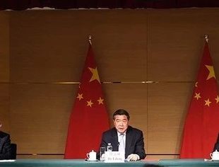 时政要闻丨中美经贸中方牵头人、国务院副总理何立峰出席新闻发布会表示 中美达成重要共识 会谈取得实质性进展