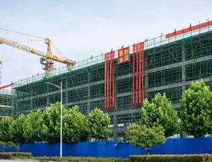 会员风采丨商会常务会长单位运鸿集团“武穴电子信息公路港”综合服务楼喜封金顶