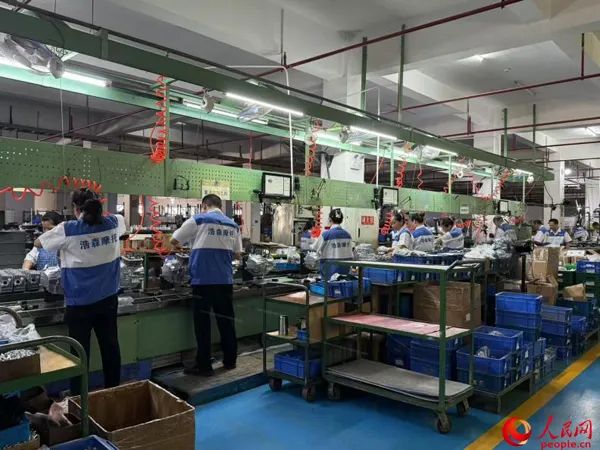 工作人员正在加工摩托车零部件。人民网记者 杜燕飞摄
