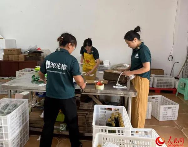 工作人员将花椒产品发往全国各地。人民网记者 杜燕飞摄