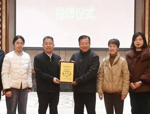 会领导动态丨商会会长 红豆集团董事局主席周海江授予方伟、陈健西港特区“引领者”荣誉