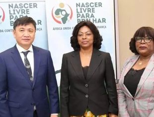 郑纲副会长代表"海山集团-中非商会"与安哥拉第一夫人办公室签署"自由闪耀"行动战略合作协议