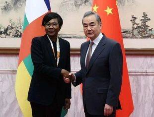 王毅同中非共和国外长拜波会谈