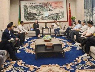 驻贝宁大使彭惊涛同赴贝投资考察的企业代表团座谈