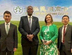 南非ABSA银行董事长Sello Moloko一行莅临中非商会参观交流