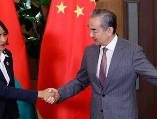 王毅会见马达加斯加外长拉萨塔