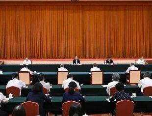 石泰峰受中共中央委托向党外人士通报中共二十届三中全会精神
