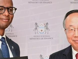 驻博茨瓦纳大使与博副总统兼财长哈奥拉泰签署《中博经济技术合作协定》