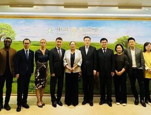 联合国人口基金新任驻华代表那迪娅一行来访商会