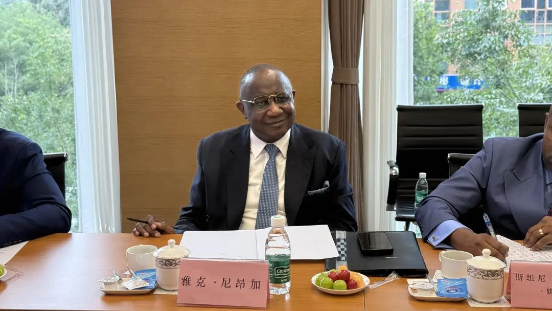 人们坐在桌子前

AI 生成的内容可能不正确。