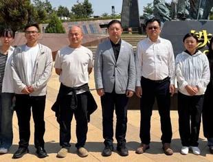 中非民间商会产业考察团向坦赞铁路纪念园（赞比亚）敬献花篮