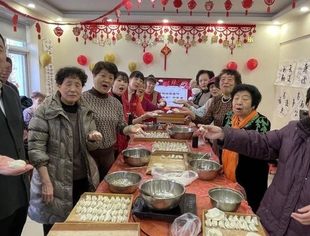【川商聚焦】我会常务副会长吴一平赴月牙河街满江里社区代表联络站开展“新春福饺团圆味 情意‘龙龙’邻里情”活动