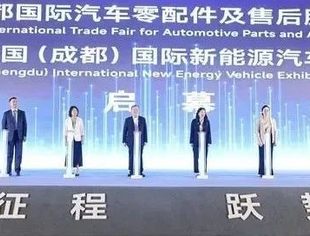 唐云光在成都法兰克福汽配展走访调研