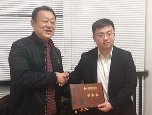 我商会赴北京西国贸汽服基地为届内新增副会长刘超群授牌