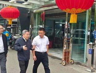 张晓平会长到秘书处慰问并调研北京西国贸汽服基地