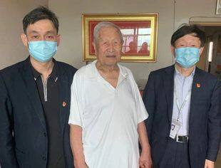 【理事企讯】粽香传情 姜山赫理事端午节走访社区居民送温暖