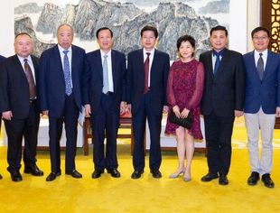 高云龙主席会见台湾商业总会理事长赖正镒一行，并购公会陪同