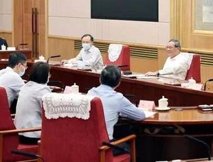 李强总理主持召开经济形势座谈会