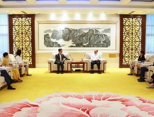 邱小平副主席会见香港驻京办主任梁志仁一行 并购公会陪同参加