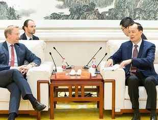 黄荣副主席会见德国自民党主席访京团一行 并购公会陪同