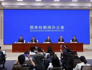 “十四五”期间，中央统战部会同全国工商联坚持和落实“两个毫不动摇”，着力促进“两个健康”