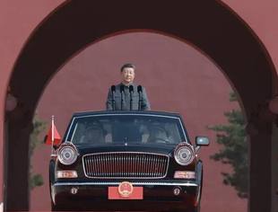 全联并购公会会长范树奎,名誉会长尉立东,常务会长权忠光、肖厚发,党委委员姜山赫受邀现场观礼九三阅兵