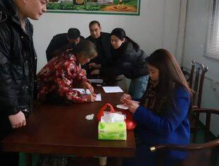 水北商会发放油茶加工厂农民工工资