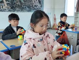 魔方转动思维,吟诵唤醒经典:水北商会的教育反哺情