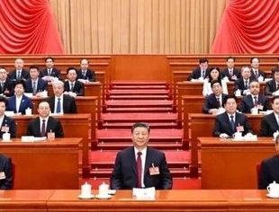 【时政要闻】十四届全国人大三次会议在京开幕 习近平等在主席台就座