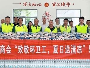 致敬环卫工 夏日送清凉