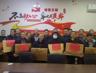 四川省人民政府驻沪办慰问在昆川籍农民工