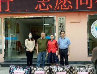 重庆市上海商会将第三批爱心物资捐赠打通镇“爱心慈善超市”