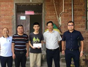 【会员动态】常务副会长盛仁学率队赴重庆梁平区为贫困大学生发放助学金