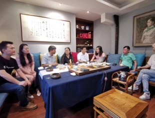 广安考察行活动碰撞火花    餐饮商会会长严琦直抵重庆映像考察